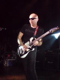 JOE SATRIANI  DOING  WHAT HE DOES BEST  :>)